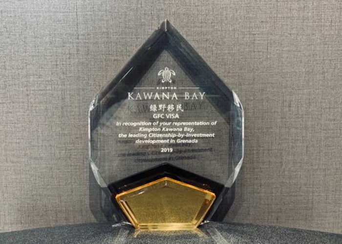 绿野移民荣获格林纳达洲际KAWANAABY酒店授予的优秀贡献奖杯